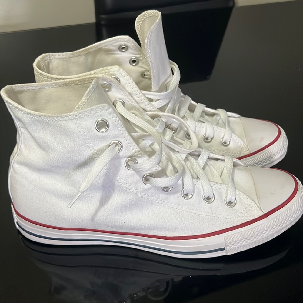 Classic White Chuck Taylor white Converse lightly worn!